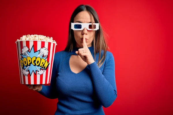Ung Blond Kvinna Glasögon Och Äter Popcorn Och Tittar Film — Stockfoto