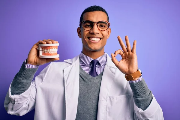 Jovem Bonito Dentista Afro Americano Homem Segurando Dentes Dentadura Sobre — Fotografia de Stock