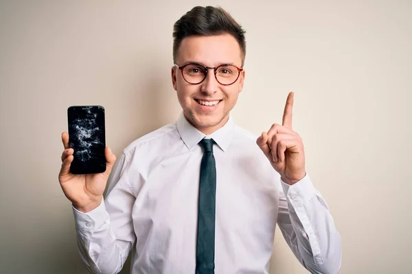 Młody Przystojny Biały Mężczyzna Trzyma Smartfon Zepsutym Ekranem Odosobnionym Tle — Zdjęcie stockowe