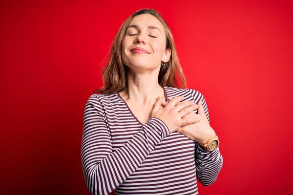 Jonge Mooie Blonde Vrouw Draagt Casual Gestreept Shirt Geïsoleerde Rode — Stockfoto