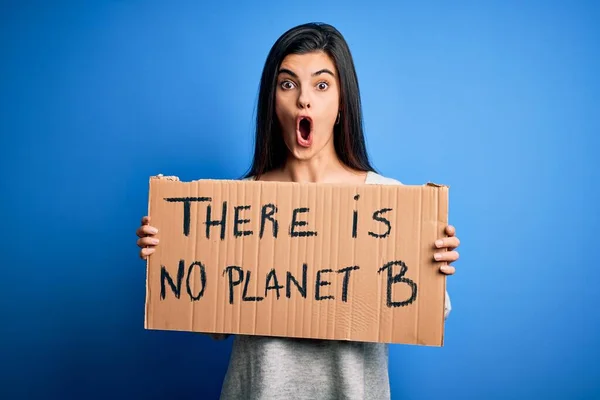 Jovem Bela Ativista Morena Segurando Banner Protestando Para Cuidar Planeta — Fotografia de Stock