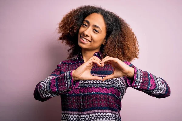 Jonge Afro Amerikaanse Vrouw Met Afro Haar Dragen Kleurrijke Shirt — Stockfoto