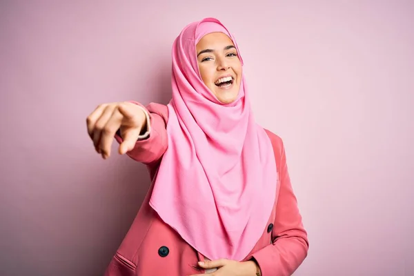 年轻美丽的姑娘 戴着穆斯林头巾 站在孤立的粉色背景上笑着你 用手指着相机 手拿着身体 羞愧的表情 — 图库照片