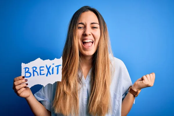 Fiatal Gyönyörű Szőke Kék Szemekkel Kezében Banner Brexit Üzenet Sikoltozik — Stock Fotó