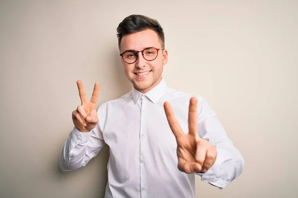 Joven Negocio Guapo Mas Con Gafas Camisa Elegante Sobre Fondo — Foto de Stock