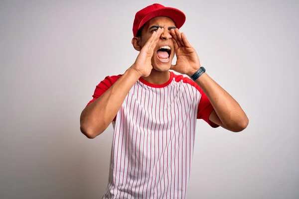 Joven Atleta Afroamericano Guapo Con Camiseta Gorra Béisbol Rayas Gritando — Foto de Stock