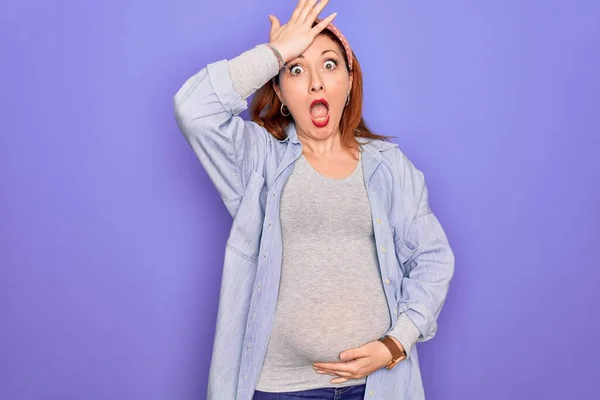 Giovane Bella Rossa Donna Incinta Attesa Bambino Sfondo Viola Isolato — Foto Stock