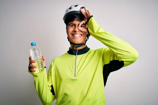 Jonge Knappe Fietser Man Met Veiligheidshelm Drinken Fles Water Met — Stockfoto