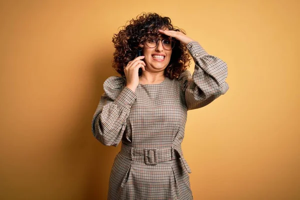 Piękna Arabska Bizneswoman Okularach Rozmawiająca Smartfonie Zestresowana Ręką Głowie Zszokowana — Zdjęcie stockowe