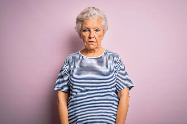 Senior Bela Mulher Cabelos Grisalhos Vestindo Shirt Casual Sobre Fundo — Fotografia de Stock