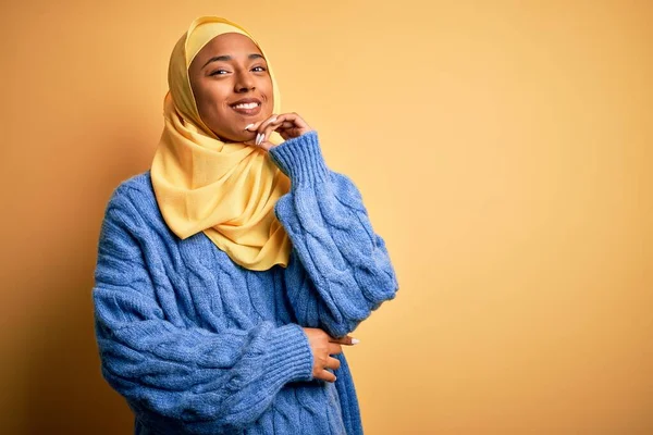 Junge Afroamerikanische Afroamerikanerin Mit Muslimischem Hijab Vor Isoliertem Gelben Hintergrund — Stockfoto
