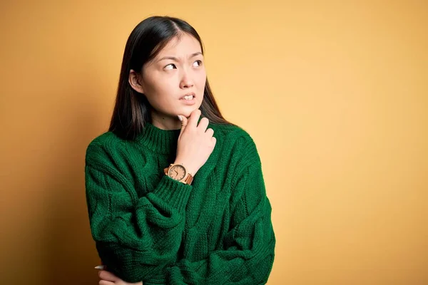 Mladá Krásná Asijská Žena Sobě Zelené Zimní Svetr Přes Žluté — Stock fotografie