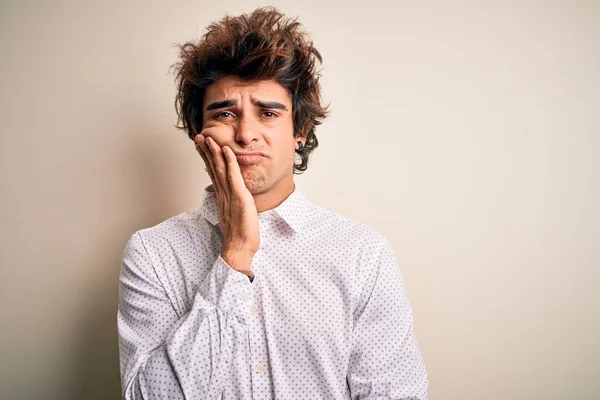 Jovem Empresário Bonito Vestindo Camisa Elegante Sobre Fundo Branco Isolado — Fotografia de Stock