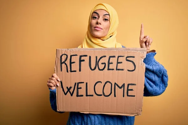 Beautiful Arab Woman Wearing Islamic Hijab Holding Banner Refugees Welcome — Stock Photo, Image