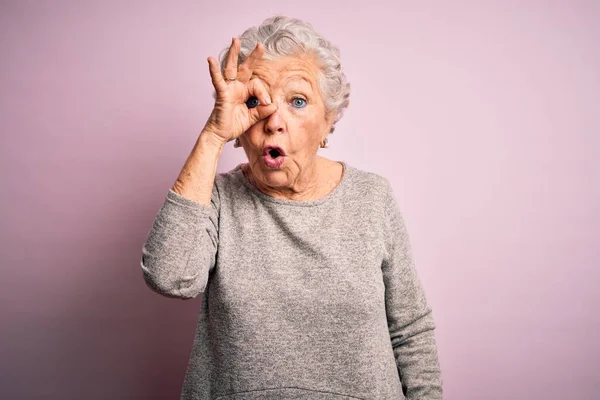 Ältere Schöne Frau Lässigem Shirt Die Vor Isoliertem Rosa Hintergrund — Stockfoto