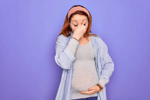 Young Beautiful Redhead Pregnant Woman Expecting Baby Isolated Purple Background — Stock Photo, Image