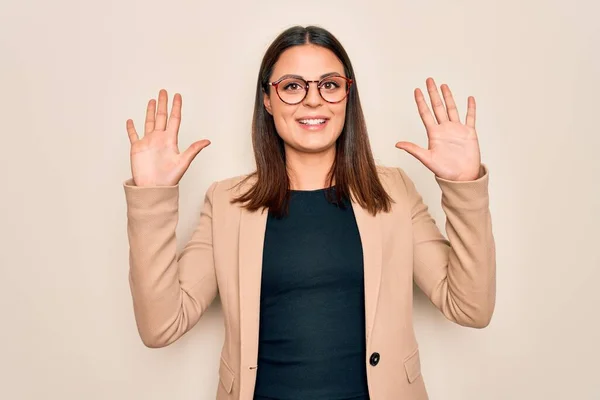 Jong Mooi Brunette Zakenvrouw Dragen Jas Bril Witte Achtergrond Tonen — Stockfoto