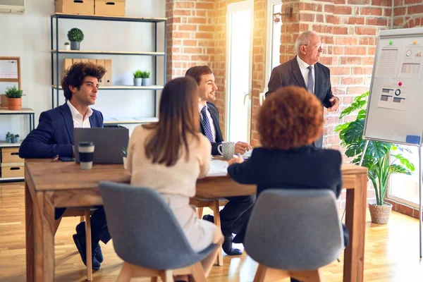 Gruppe Von Geschäftsleuten Die Glücklich Und Zuversichtlich Einem Meeting Lächeln — Stockfoto