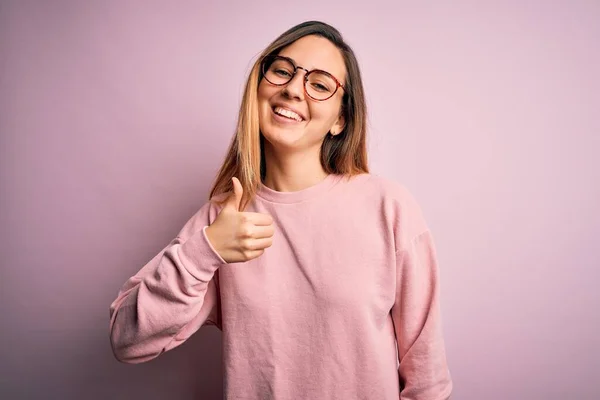 Mooie Blonde Vrouw Met Blauwe Ogen Dragen Trui Bril Roze — Stockfoto