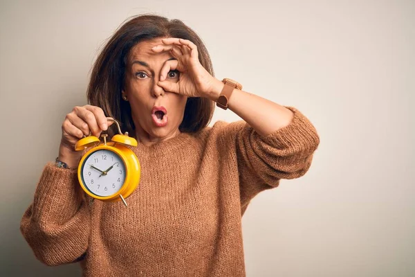 Mujer Morena Mediana Edad Sosteniendo Reloj Despertador Clásico Sobre Fondo —  Fotos de Stock