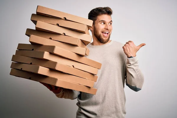 Mladý Blonďatý Muž Plnovousem Modrýma Očima Drží Kartony Pizzy Přes — Stock fotografie