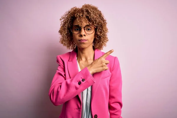 Молодая Африканская Американская Бизнесвумен Очках Стоящих Розовом Фоне Указывая Пальцем — стоковое фото