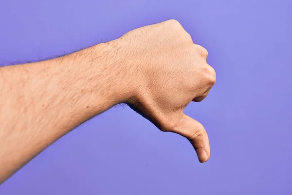 Hand Caucasian Young Man Showing Fingers Isolated Purple Background Doing — Stock Photo, Image