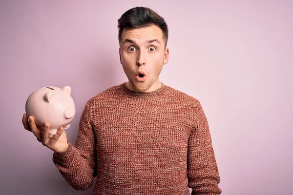 Jovem Caucasiano Bonito Segurando Porquinho Banco Para Economias Sobre Fundo — Fotografia de Stock