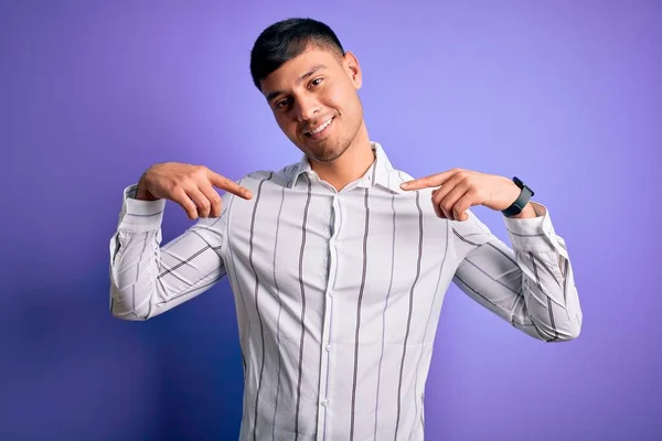 Homem Hispânico Bonito Jovem Vestindo Camisa Negócios Elegante Sobre Fundo — Fotografia de Stock