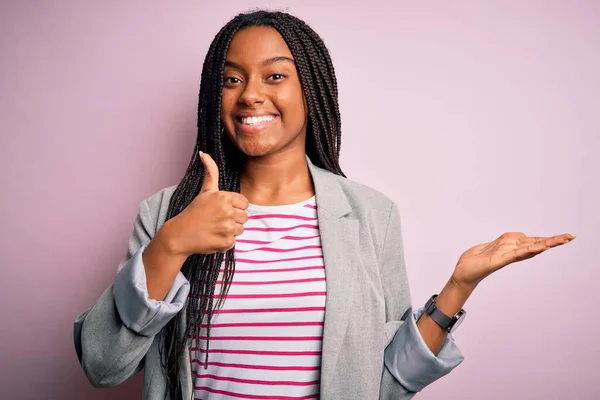 Ung Afrikansk Amerikansk Affärskvinna Står Över Rosa Isolerad Bakgrund Visar — Stockfoto