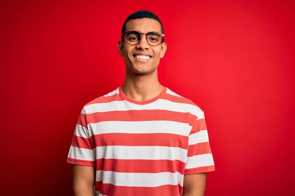 Fiatal Jóképű Afro Amerikai Férfi Alkalmi Csíkos Pólóban Szemüvegben Boldog — Stock Fotó