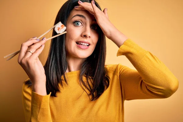 Mulher Morena Jovem Com Olhos Azuis Comendo Sushi Maki Salmão — Fotografia de Stock