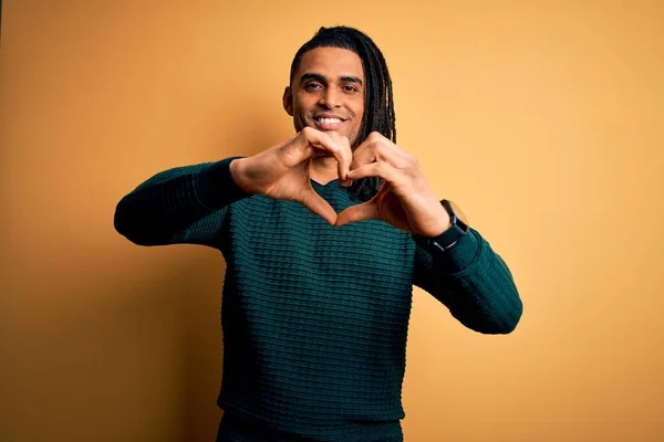 Joven Hombre Afro Afroamericano Guapo Con Rastas Usando Suéter Casual — Foto de Stock