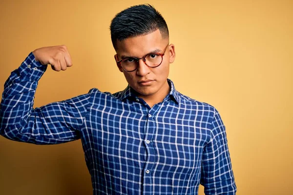 Mladý Pohledný Latinsky Muž Sobě Ležérní Košili Brýle Přes Žluté — Stock fotografie