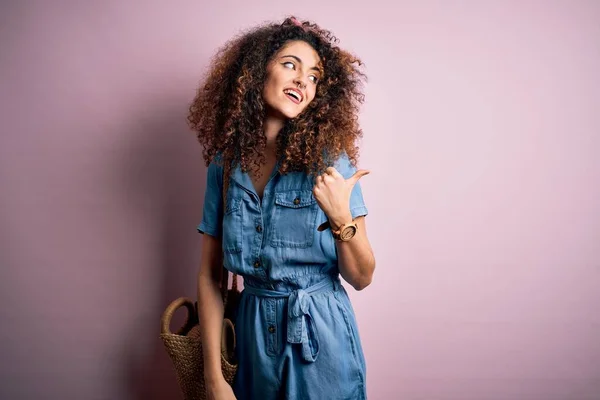 Mulher Bonita Nova Com Cabelo Encaracolado Piercing Vestindo Vestido Ganga — Fotografia de Stock