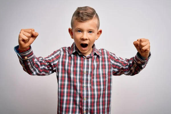 Jeune Enfant Caucasien Aux Yeux Bleus Portant Une Chemise Élégante — Photo