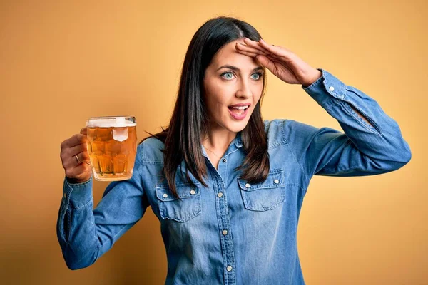 Молодая Женщина Голубыми Глазами Пьет Банку Пива Стоящую Изолированном Желтом — стоковое фото