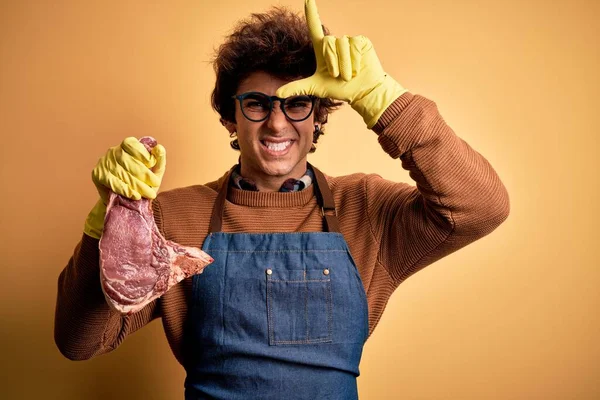 Jovem Bonito Açougueiro Homem Segurando Atender Bife Sobre Isolado Amarelo — Fotografia de Stock