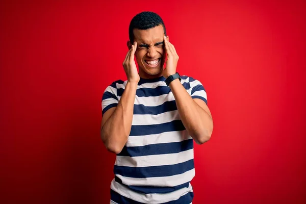 Knappe Afro Amerikaanse Man Met Casual Gestreept Shirt Rode Achtergrond — Stockfoto