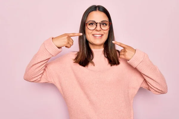 Jonge Mooie Brunette Vrouw Dragen Casual Trui Bril Roze Achtergrond — Stockfoto