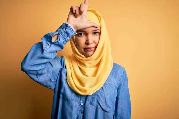 Giovane Bella Donna Con Capelli Ricci Indossa Hijab Tradizionale Araba — Foto Stock