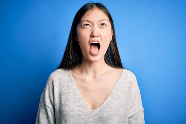 Junge Schöne Asiatische Frau Lässigem Pullover Der Über Blauem Isoliertem — Stockfoto