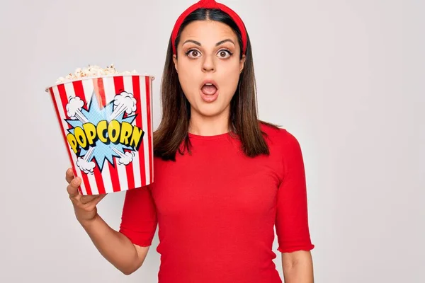 Giovane Bella Donna Bruna Mangiare Pacchetto Popcorn Spuntino Sfondo Bianco — Foto Stock