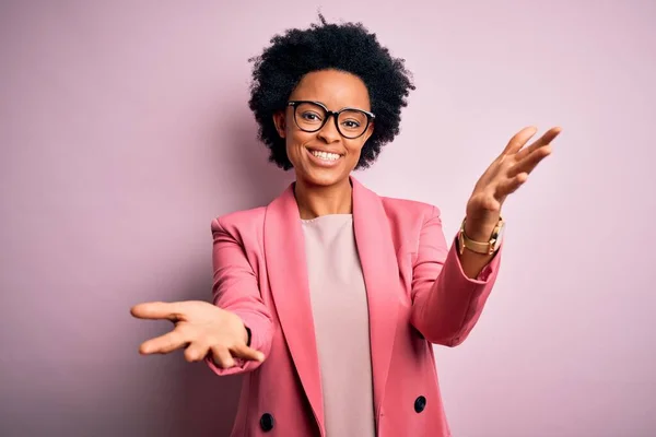 Jovem Bela Afro Americana Afro Empresária Com Cabelo Encaracolado Vestindo — Fotografia de Stock