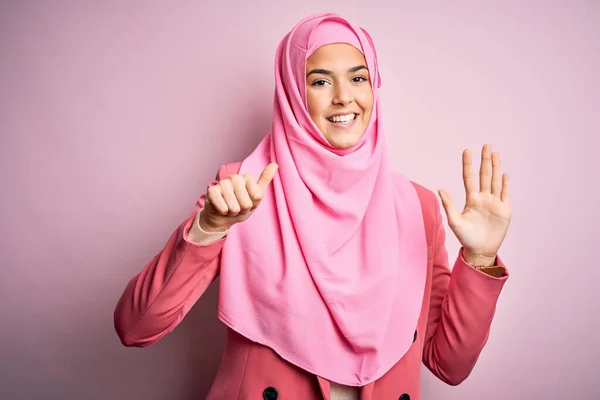 Молодая Красивая Девушка Мусульманском Хиджабе Стоит Изолированном Розовом Фоне Показывая — стоковое фото