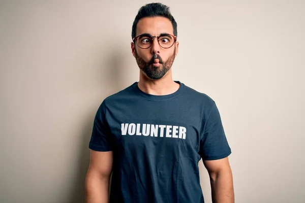 Homem Bonito Com Barba Vestindo Camiseta Com Mensagem Voluntária Sobre — Fotografia de Stock
