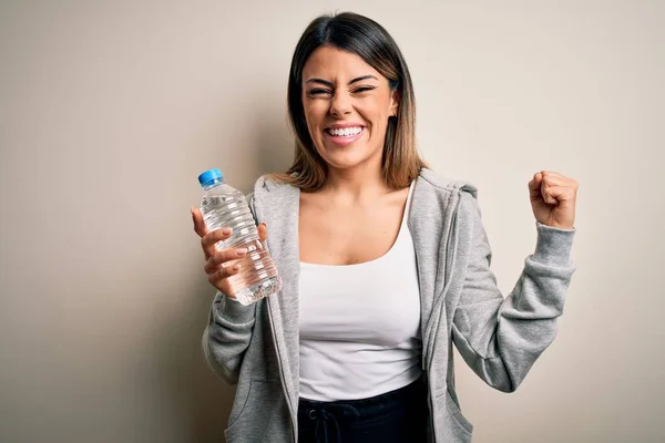 Ung Vacker Brunett Sportig Kvinna Dricka Flaska Vatten Över Isolerad — Stockfoto