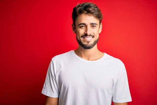 Jonge Knappe Man Met Baard Met Casual Shirt Rode Achtergrond — Stockfoto