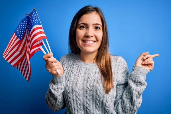 Ung Patriotisk Kvinna Håller Usa Flagga Självständighetsdagen Juli Över Blå — Stockfoto