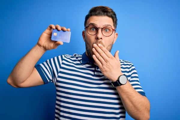 Mladý Muž Modrýma Očima Nosí Brýle Drží Kreditní Kartu Přes — Stock fotografie